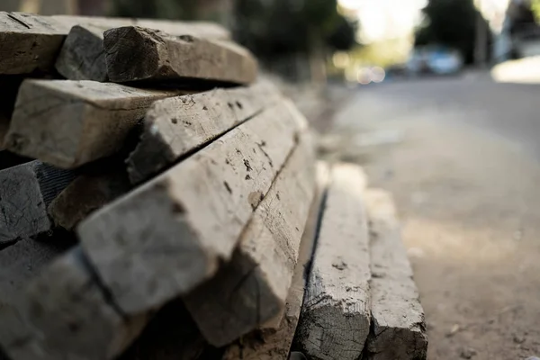 Tahta bloklar üst üste istiflenmiş. Ayrıntılı olarak kapatın.