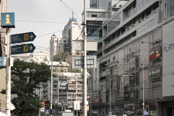 Kentteki eski tarihi binalarda Kyiv 'de trafik lambaları ve işaretler var.