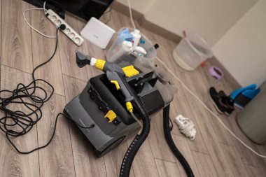 Kirli bir kanepeyi çamaşır makinesiyle temizlemek.