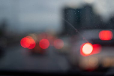 Akşam trafiğinde bulanık araba ışıkları