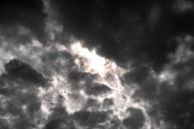 Koyu bulutlu gökyüzü yüksek karşıtlık