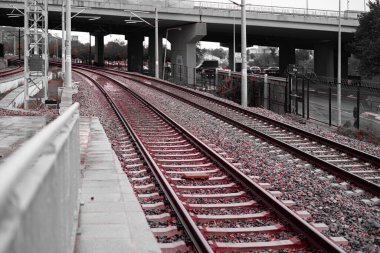 Şehirdeki tren rayları.