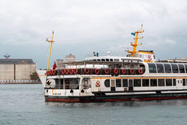 Bulutlu gökyüzü olan yolcu feribotu