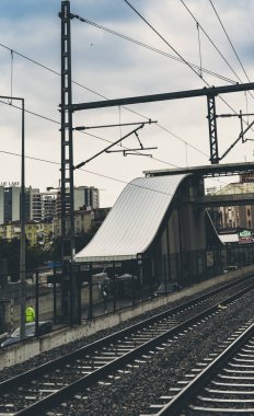 Tren istasyonu elektrik direkleriyle yağmurlu bir gün