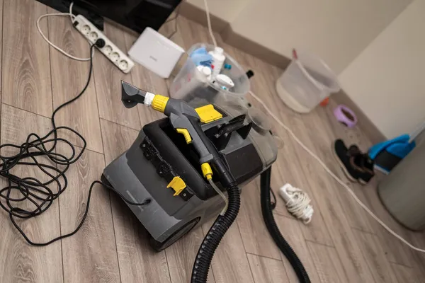 Kirli bir kanepeyi çamaşır makinesiyle temizlemek.