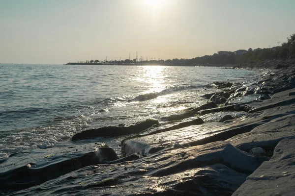 Rocas Brillantes Olas Rompiendo Junto Mar Con Resplandor Del Sol — Foto de Stock