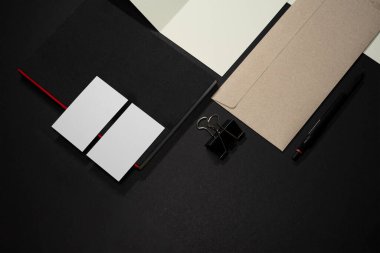 Koyu yüzeyi olan kırtasiye modelleme şablonu