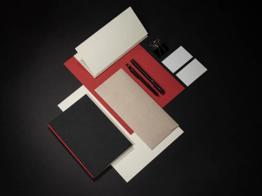 Koyu yüzeyi olan kırtasiye modelleme şablonu