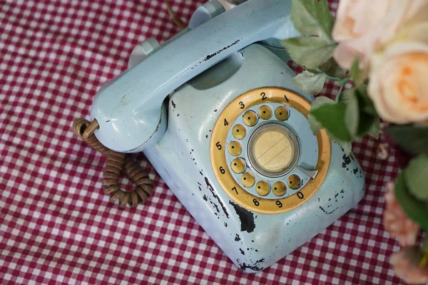 Bonito Antigo Telefone Azul Branco Tapete Vermelho Branco — Fotografia de Stock