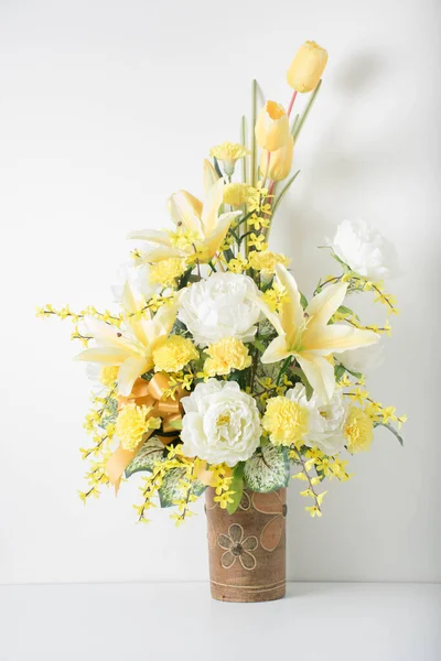 在陶器花瓶上贴上漂亮的黄色和白色花束 白色背景 复制空间 — 图库照片