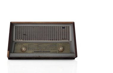 Beyaz arka planda antika kahverengi ahşap radyo, teknoloji arka planı, kopyalama alanı