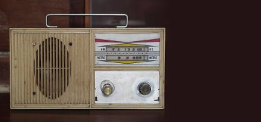 Ön manzara antika krem ve gümüş radyo ahşap arka planda, kopyalama alanı