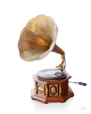 Antik pirinç ve ahşap gramofonu beyaz arka planda kesmiş, boşluğu kopyala