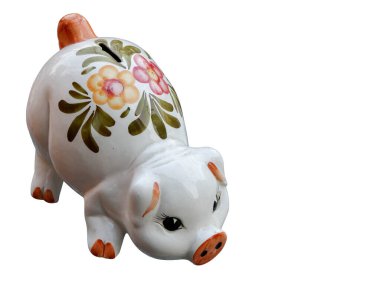 Beyaz arka planda küçük seramik domuz şekilli domuz kumbarası, kopyalama alanı