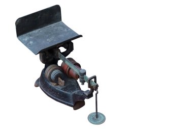 Üst görünüm beyaz arkaplandaki antik ölçekler, boşluğu kopyala