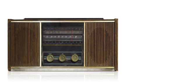 白色背景 技术背景 复制空间的前视图古褐色收音机 — 图库照片