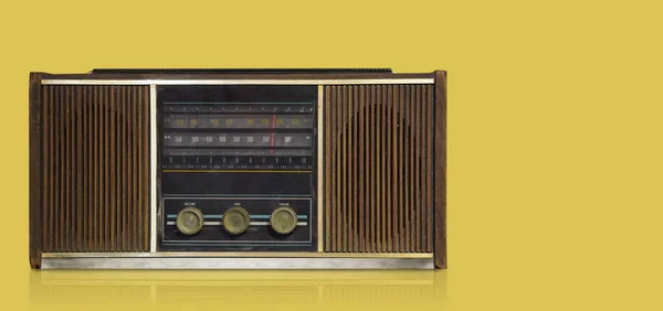 Vista Frontal Radio Marrón Antiguo Sobre Fondo Amarillo Fondo Tecnología —  Fotos de Stock