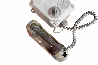 Beyaz arkaplanda en üst görünüm antika telefon, boşluğu kopyala