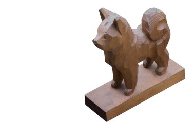 Üst görünüm köpeği beyaz arkaplanda ahşap bir platformda duruyor, boşluğu kopyala