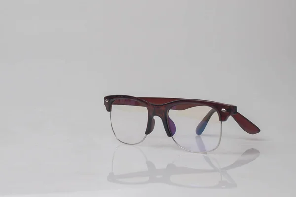 Brązowe Okulary Białym Tle Przestrzeń Kopiowania — Zdjęcie stockowe