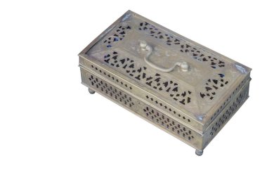 Beyaz arka plan, pirinç, nesne, retro, kopyalama alanı üzerindeki antika pirinç kutuyu kesmiş.