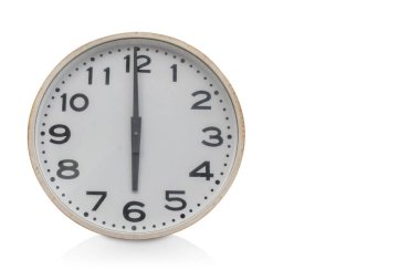 Beyaz arkaplanda ön görünüm eski beyaz duvar saati, boşluğu kopyala