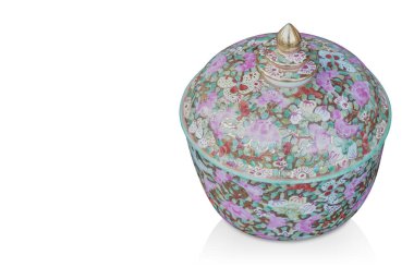 Beyaz arka planda eski yeşil ve pembe seramik kase, eski, eski, yeni, kopyalama alanı