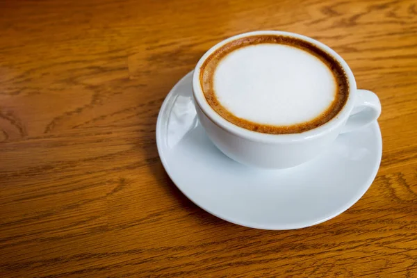 Heißer Kaffee Weißer Keramiktasse Auf Weißer Keramikteller Auf Holzboden Hintergrund — Stockfoto