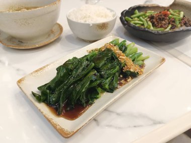 Beyaz mermer üzerine seramik tabakta istiridye soslu taze lahana, yiyecek, doğa, afiş, kopyalama alanı