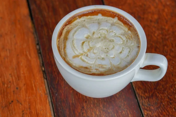 Nahaufnahme Heißer Karamell Macchiato Kaffee Weißer Keramiktasse Auf Einem Holzboden — Stockfoto