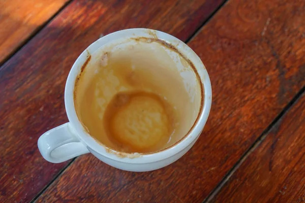Kaffeereste Einer Weißen Keramiktasse Auf Braunem Holztischhintergrund Gegenstand Essen Trinken — Stockfoto