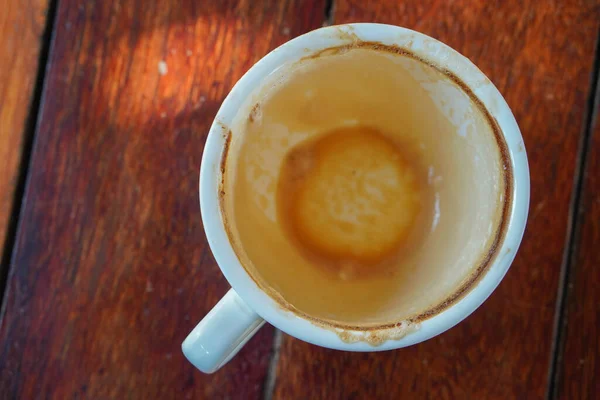 Reste Von Kaffee Mit Schaum Einem Weißen Keramikbecher Auf Braunem — Stockfoto