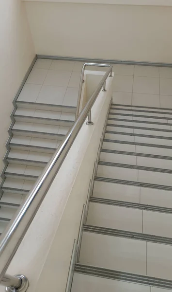 Вверх Вниз Лестнице Белый Кафельный Пол Белом Фоне Объект Декор — стоковое фото