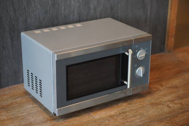 Ahşap zemin zemin üzerinde eski gri ve gümüş mikrodalga fırın, dekor, teknoloji, moda, kopyalama alanı                           