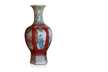 büyük kırmızı ve yeşil porselen seramik vazo beyaz arkaplan, dekor, retro, vintage, obje, çin dili, kopyalama alanı  