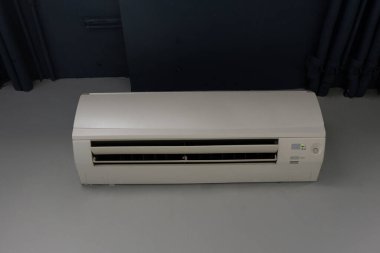 Öndeki beyaz duvar üzerine monte edilmiş klima beyaz ve gri duvar arkaplanı, nesne, teknoloji, dekor, moda, ev, ofis, kopyalama alanı
