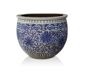 Beyaz zemin üzerinde antika beyaz ve mavi seramik kap, eski, nesne, dekor, moda, kopyalama alanı