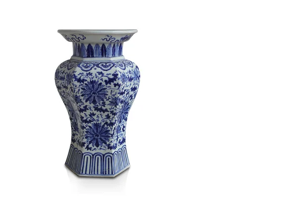 白の背景にアンティークの白と青のセラミック花瓶 オブジェクトの背景 ヴィンテージ レトロ ファッション ギフト コピースペース ストック写真