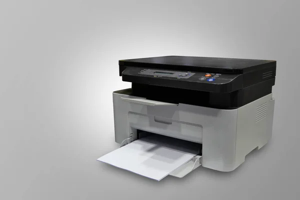 两种颜色 黑白塑料打印机和灰色背景 办公室 复制空间的白纸 — 图库照片