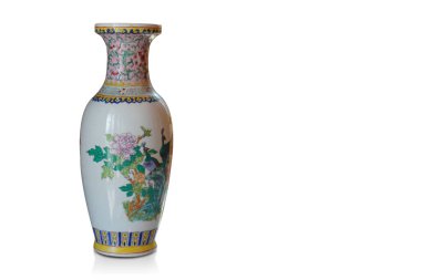 Beyaz zemin üzerinde antika renkli ve beyaz seramik çiçek ve hayvan vazosu, nesne, dekor, şablon, kopyalama alanı