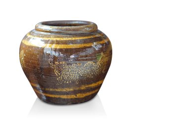 Ön manzara, beyaz zemin üzerinde eski kahverengi ve sarı çömlek, nesne, antika, retro, dekor, su, kopyalama alanı    