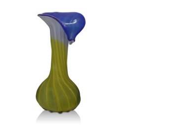 Beyaz arkaplanda üç renk, yeşil, beyaz ve mavi cam vazo, nesne, vintage, dekor, çiçek, desen, kopyalama alanı