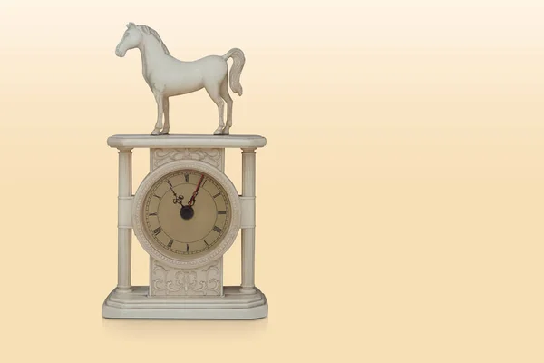 Antike Weiße Keramikuhr Pferdeform Auf Der Uhr Auf Gelbem Hintergrund — Stockfoto