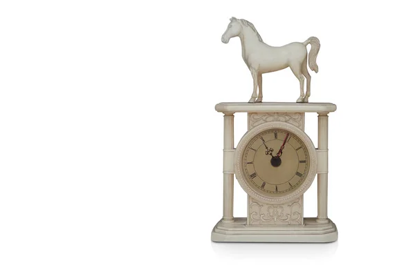 Antike Weiße Keramikuhr Pferdeform Auf Der Uhr Auf Weißem Hintergrund — Stockfoto