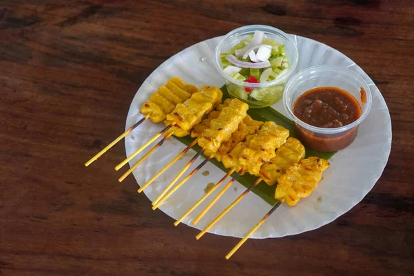 Hot Ten Sticks Pork Satay Dipping Sauce Placed Banana Leaf — Zdjęcie stockowe