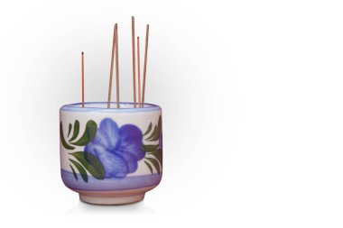 Tütsü beyaz zemin üzerinde seramik bir tencereye yapışır, nesne, dekor, din, kopyalama alanı