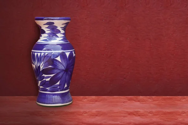 Vecchio Vaso Ceramica Blu Sul Pavimento Cemento Rosso Fondo Muro — Foto Stock