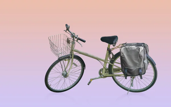 带紫罗兰背景的老式黄色自行车 自行车 复制空间 — 图库照片