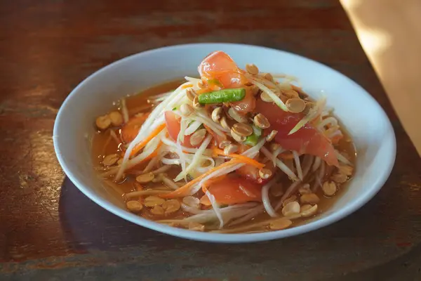 Taze Som Tum Thai Tayland Usulü Papaya Salatası Mavi Plastik — Stok fotoğraf