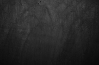 Siyah ve gri desenli duvar, koyu çimento kenarları.